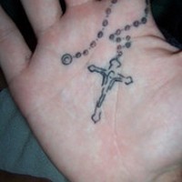 Rosenkranz auf Handfläche Tattoo