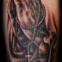 el tatuaje conmemorativo de las manos orantes