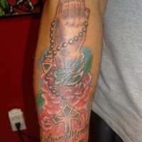 Rosenkranz und betende Hände buntes Tattoo