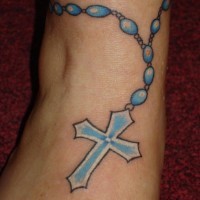 Precioso tatuaje en tinta azul clara con rosario en el tobillo