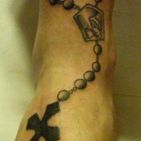 Rosenkranz und Kreuz Tattoo am Knöchel