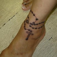 Tatuaje del rosario en el tobillo