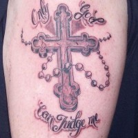 tatuaje de cruz católica con rosario
