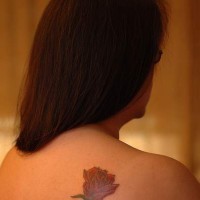 Precioso tatuaje de rosa en el  hombro