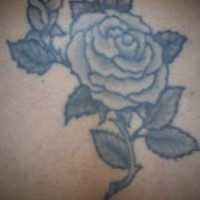 Tatuaje con rosa en tinta negra