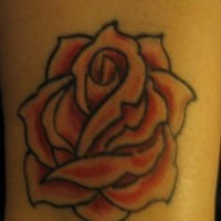 Tatuaje minimalístico rosa en tinta roja