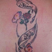 rose e farfalle tatuaggio sulla schiena