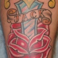 Le tatouage avec le prénom de poignard et de rose