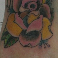 Tattoo von breiter gelbrosa Rose auf dem Fuß