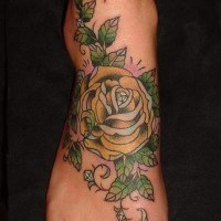 Klassisches Tattoo mit gelber Rose