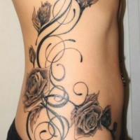 Le tatouage de flanc avec des roses noires élégantes