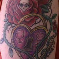 Tattoo von Rosen mit dorniger Rebe und Herzen wie Schloss und Schlüssel
