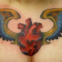 Tatuaje el corazón sagrado con las alas pintado en colores ucranianos