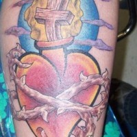 croce in fiame espine tatuaggio colorato