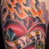 el tatuaje conmemorativo de un corazon en las llamas de fuego hecho en color