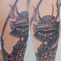 Tatuaje guerrero samurai con los ojos oscuros