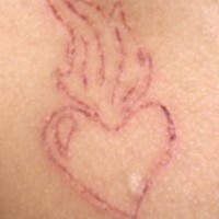 Tatuaje del corazón sagrado sacrificio en la piel