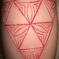 Tatuaje sacrificio en la piel tres fuerzas con tracería