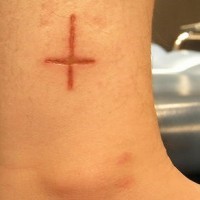 Cruz del Pedro Santo tatuaje sacrificio en la piel