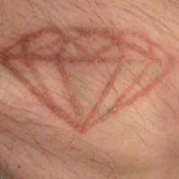 Diamante tatuaje sacrificio en la piel
