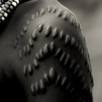 Sacrificio cicatrices estilo tribal africano