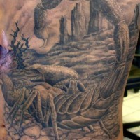 Impresionante tatuaje del escorpio al fondo del desierto