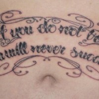 Le tatouage de ventre avec une inscription