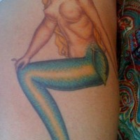 Tatuaggio sul braccio la sirena nuda colorata