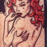 el tatuaje estilo pin up de una chica con pelo rojo