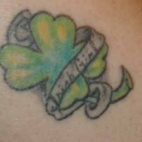 Le tatouage de trèfle à quatre feuilles vert en ruban