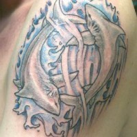Tatuaje en tinta clara dos tiburones en el hombro