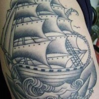 el tatuaje detallado de un barco en el mar hecho en color negro