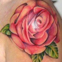 Tatuaggio colorato sul deltoide bellissima rosa