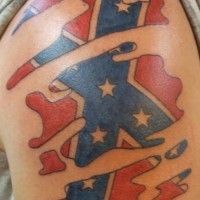 Tatuaje en hombro como la piel cortada en forma de x en tinta roja y azul