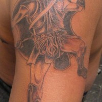 Le tatouage de l'épaule avec un fort guerrier combattant