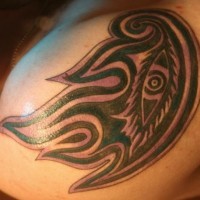 Schulter Tattoo mit stilisiertem großem Augen mit Wellen in Schwarz