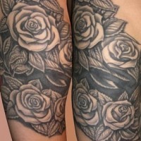 Le tatouage de l'épaule avec beaucoup de belles roses noires et blanches