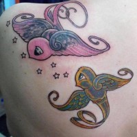 Muy divertido tatuaje en hombro con dos pájaritos en color