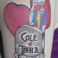 Tatuaje en hombro en color chica, corazón, lápida memorial con inscripción 