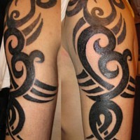Shoulder tattoo, black, wide curled pattern
