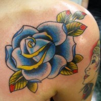 Le tatouage de l'épaule avec une belle rose bleue