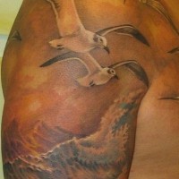 Schulter Tattoo mit wunderschönen über See fliegenden  Möwen