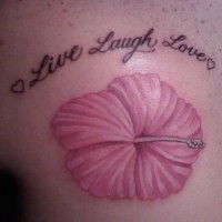 Tatuaje en el hombro, flor rosada, live, love, laugh