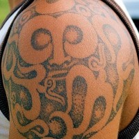 Schulter Tattoo, kriechende Objekte, Wellen, Flecken