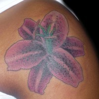 Le tatouage de l'épaule avec une jolie fleur pourpre mystique