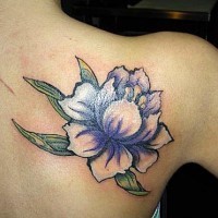 Le tatouage de l'épaule avec une belle fleur blanche et pourpre