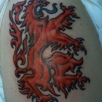 Tatuaggio grande colorato sul deltoide il mostro terribile color fuoco