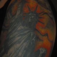 Schulter Tattoo, dunkler, stilvolle Freiheitsstatue