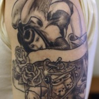 Le tatouage de l'épaule avec une belle fille démoniaque aux ailles d'ange et des crânes