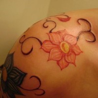 Le tatouage de l'épaule avec une belle fleur rouge décoré d'entrelacs